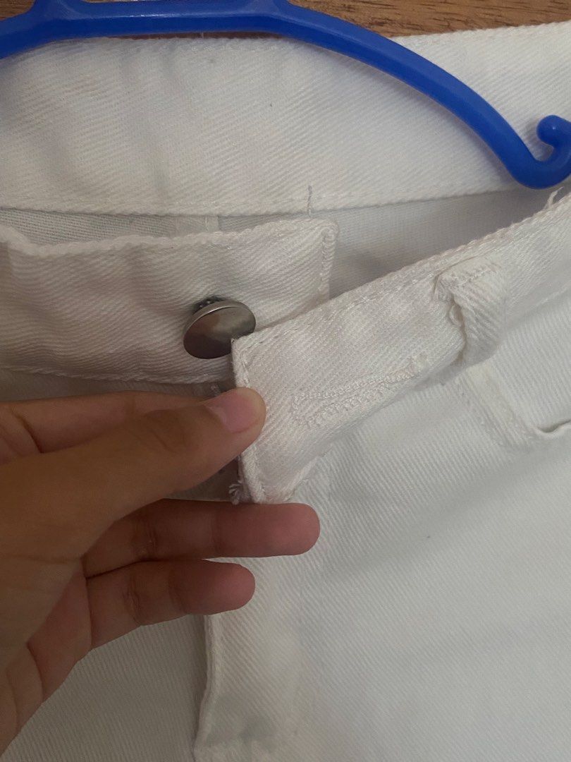 Wide Leg White Pants (Category: Jeans) located in Maramag. Submitted by 88forke (Listing ID 1467988596, Image 2). Description: -Never been used pants, proof showed in the picture. -Size 23-28 (stretchable).