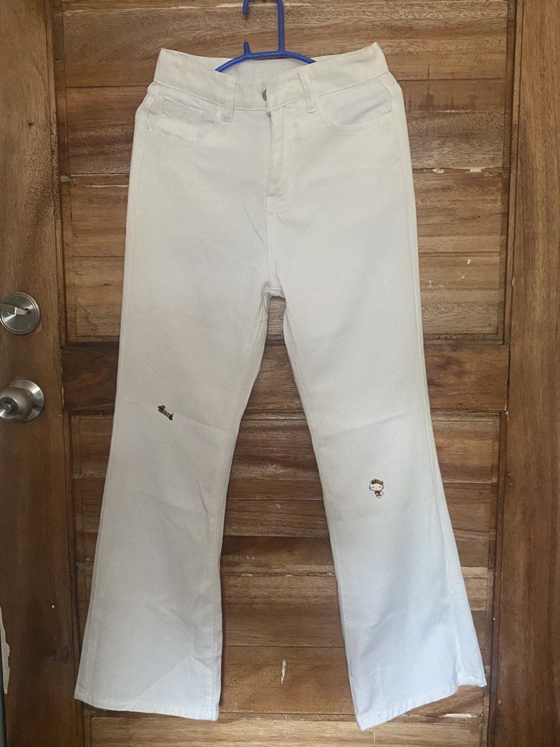 Wide Leg White Pants (Category: Jeans) located in Maramag. Submitted by 88forke (Listing ID 1467988596, Image 1). Description: -Never been used pants, proof showed in the picture. -Size 23-28 (stretchable).