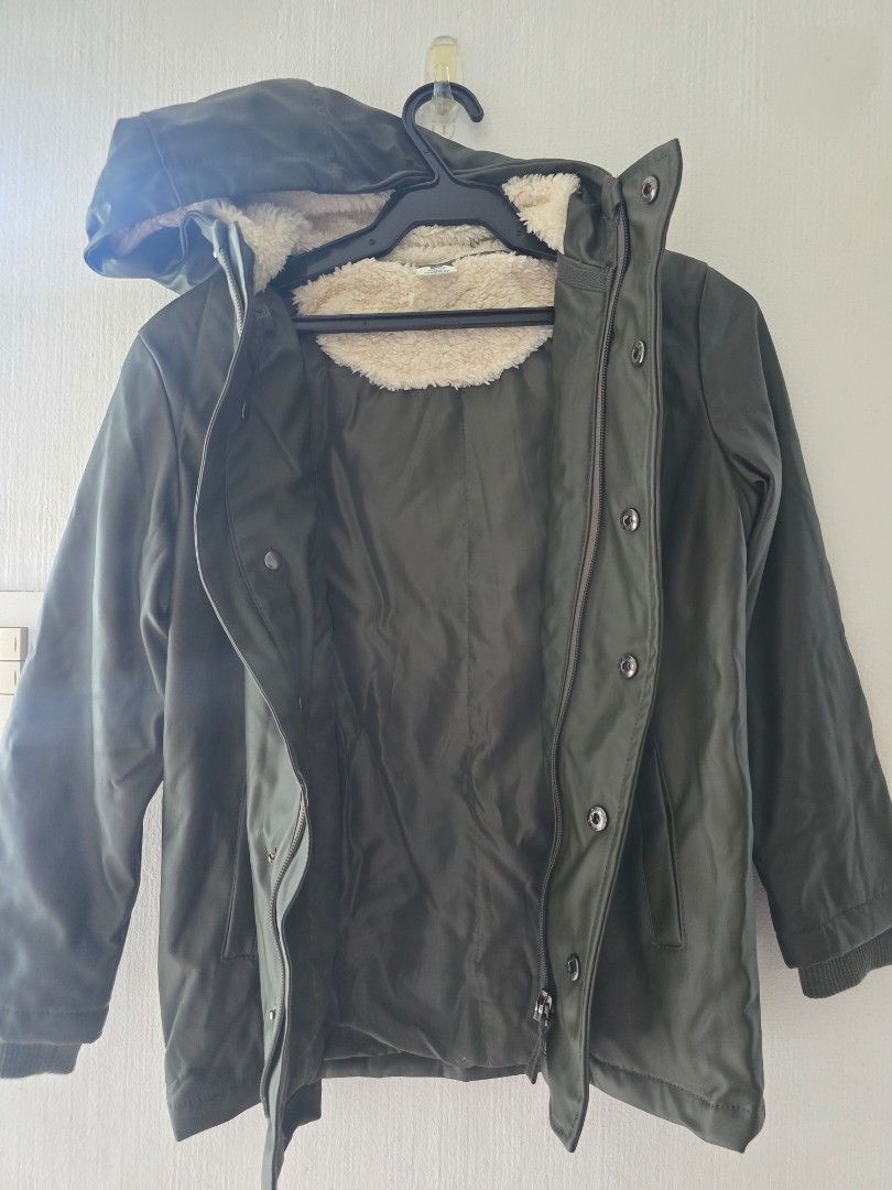 Winter Jacket with Hood and Sherpa Lining (Category: Babies & Kids Fashion) located in Las Pinas. Submitted by garieh (Listing ID 1467908496, Image 1). Description: - Brand: HEMA - Color: Dark green - Size: 122/128 - Lining: Soft white sherpa inside body and hood for extra warmth - Closure: Zip-up front with snap button storm flap - Details: Ribbed cuffs and two front pockets - Condition: Clean inside and out, excellent pre-loved condition (used 