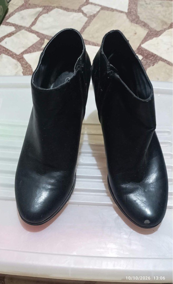Women’s Ankle Boots/Booties (Category: Heels) located in Taytay. Submitted by crisha14344 (Listing ID 1467874450, Image 2). Description: Kayo na mag-price kita naman sa photos issues Nya Na-stock po Kc at nadaganan ng ibang shoes Size: 7.5 But outsole insole no problem po yan, kita naman sa pictures Ilang beses lang nagamit po talaga yan then stock lang talaga Zipper closure Medium heel Round-to-almond toe shape RFS: Declutter .