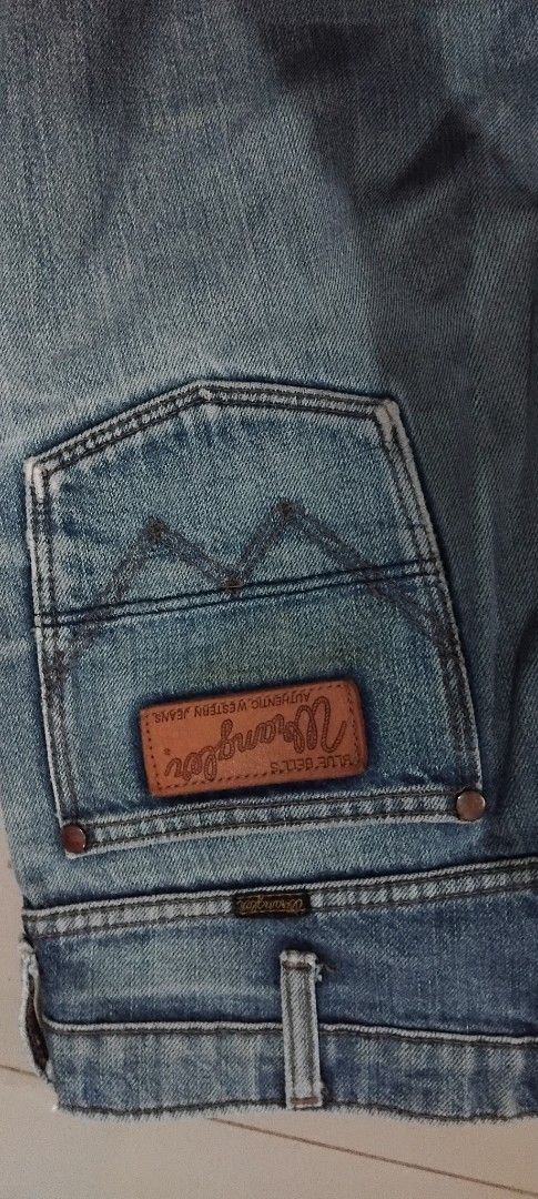 Wrangler Blue Bell Authentic Western Jeans Size 31 (Category: Jeans) located in Maasin. Submitted by cooleagle_3476d1 (Listing ID 1467888334, Image 1). Description: - Brand: Wrangler Blue Bell - Style: Authentic western jeans in light wash denim - Size: 31 (Waist: 78cm, Hips: 96cm based on inner tag) - Details: Classic leather patch, branded interior waistband, contrast stitching - Closure: Zipper fly with metal button - Condition: Excellent, rea