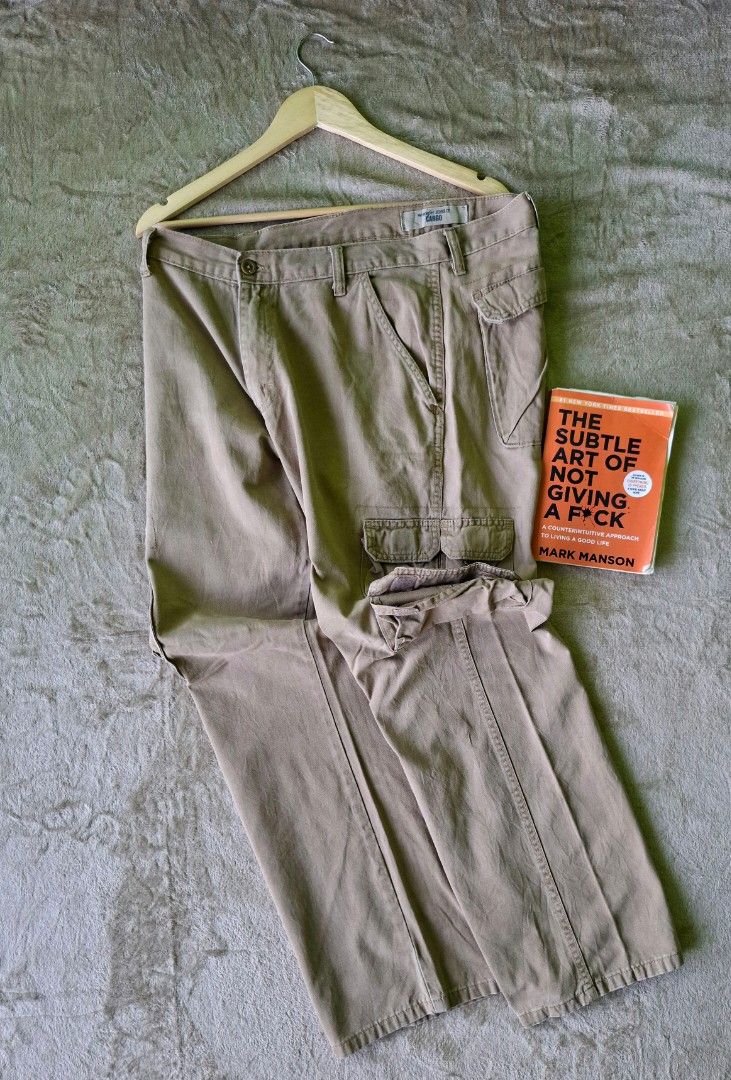 Wrangler Cargo Pants 💥 (Category: Trousers) located in Alaminos. Submitted by made.by (Listing ID 1465075728, Image 1). Description: ​Waist Measurement: 17 in flat lay (Fits Size 33–34 in) ​Outseam Length: 41 in ​Tag Size: Marked Size 34 X 30 ​Fit: Relaxed Straight Cargo Cut ​Condition: Excellent Used Condition (Clean khaki colorway, heavy-duty 100% cotton weave, functional side & back cargo flap pockets, no flaws).