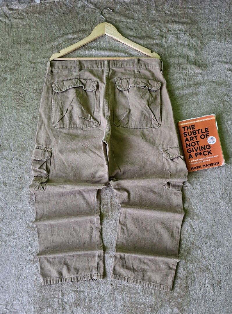 Wrangler Cargo Pants 💥 (Category: Trousers) located in Alaminos. Submitted by made.by (Listing ID 1465075728, Image 3). Description: ​Waist Measurement: 17 in flat lay (Fits Size 33–34 in) ​Outseam Length: 41 in ​Tag Size: Marked Size 34 X 30 ​Fit: Relaxed Straight Cargo Cut ​Condition: Excellent Used Condition (Clean khaki colorway, heavy-duty 100% cotton weave, functional side & back cargo flap pockets, no flaws).