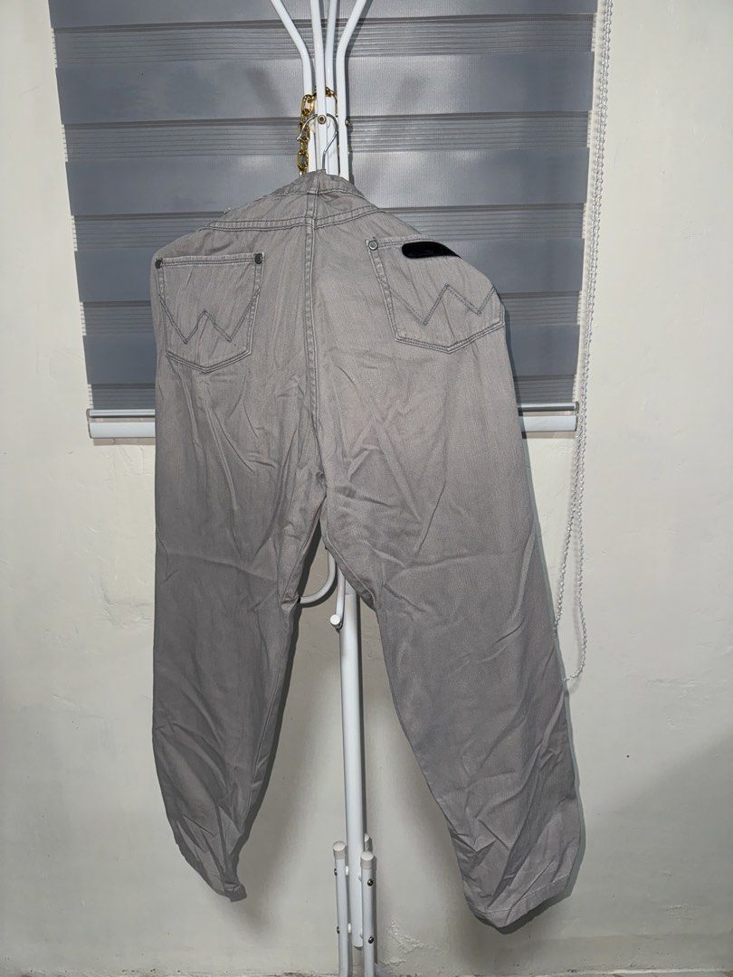 Wrangler Grey Denim Jeans Size W32 (Category: Jeans) located in La Trinidad. Submitted by prelovedandfindsbyji (Listing ID 1467929397, Image 1). Description: - Brand/Style: Wrangler Tina - Size: W32 - Color: Grey - Material: 98% cotton, 2% elastane blend for a comfortable stretch - Fit: Standard waist - Features: Iconic Wrangler back pocket stitching and sturdy fabric construction - Condition Note: Black leather brand patch near the waistband has