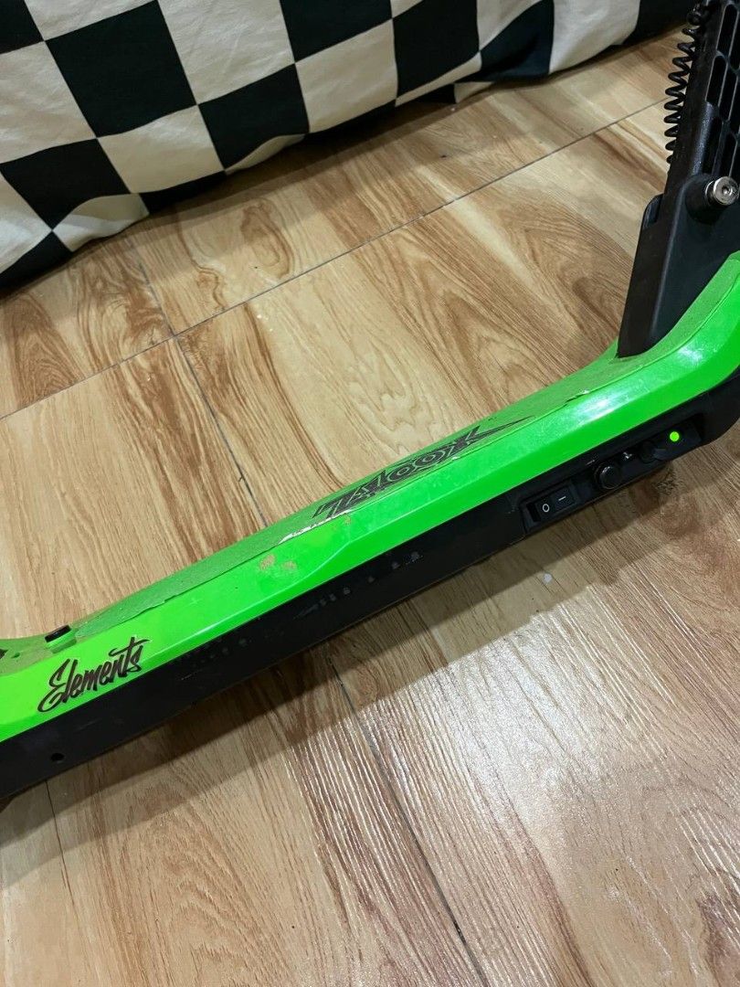 Xootz Elements Kids Electric Scooter (Category: Remote Control Toys) located in Quezon City. Submitted by michypeachyy1 (Listing ID 1467910606, Image 3). Description: 1000 plus shipping May power pero hindi na andar need ayusin yung sa wirings niya. With charger included..