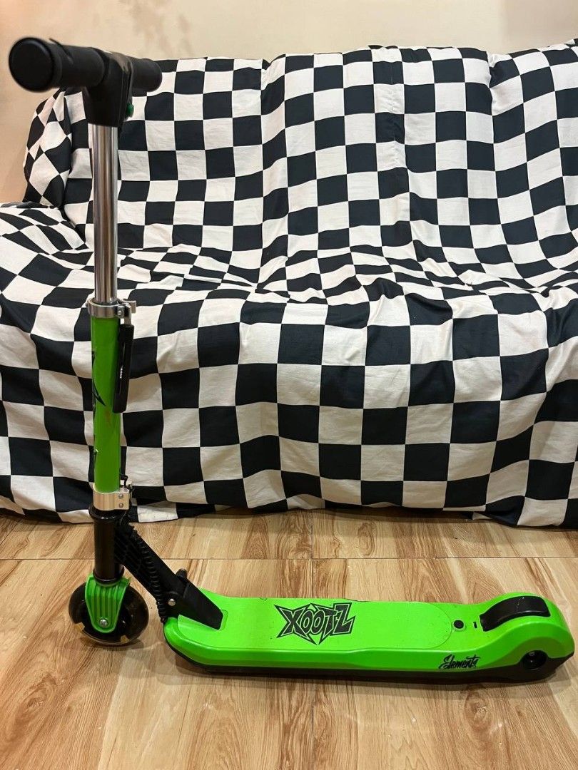 Xootz Elements Kids Electric Scooter (Category: Remote Control Toys) located in Quezon City. Submitted by michypeachyy1 (Listing ID 1467910606, Image 2). Description: 1000 plus shipping May power pero hindi na andar need ayusin yung sa wirings niya. With charger included..