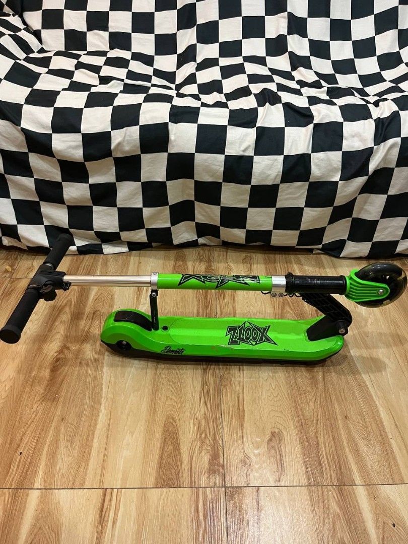 Xootz Elements Kids Electric Scooter (Category: Remote Control Toys) located in Quezon City. Submitted by michypeachyy1 (Listing ID 1467910606, Image 1). Description: 1000 plus shipping May power pero hindi na andar need ayusin yung sa wirings niya. With charger included..