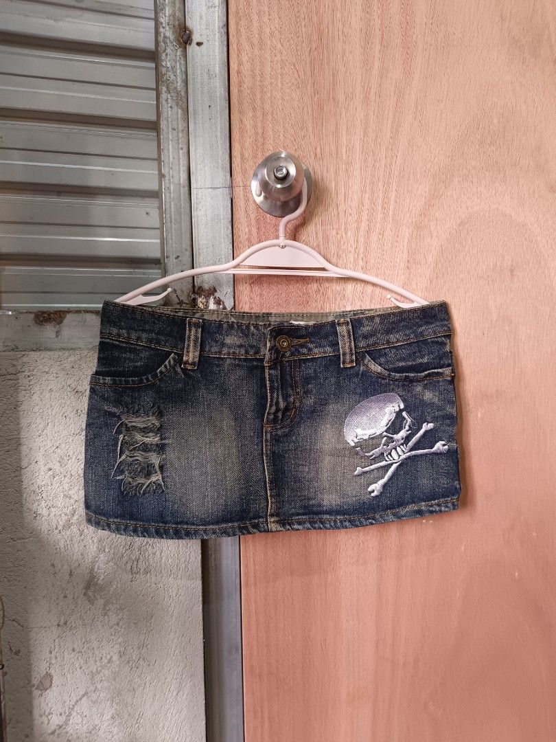 Y2k denim skirt (Category: Skirts) located in Davao. Submitted by mln-boutique (Listing ID 1468058459, Image 1). Description: size - 32 length - 10 good condition.