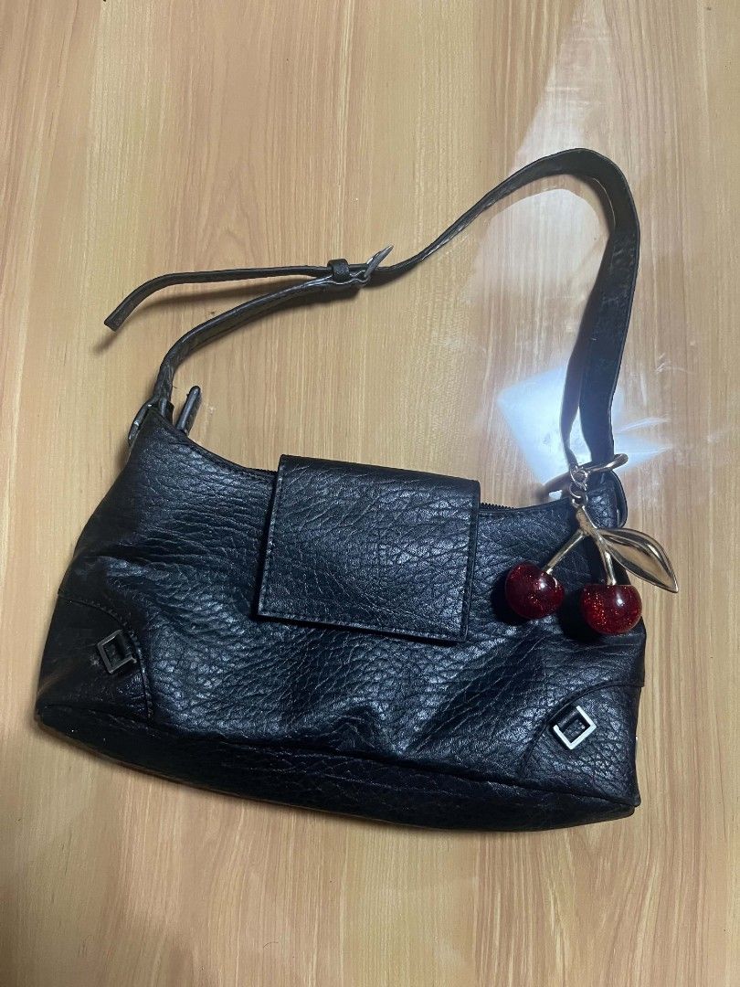Y2k Esprit black Kili Bag (Category: Shoulder Bags) located in Manila. Submitted by senggggg. (Listing ID 1468027880, Image 2). Description: good condition working zip no hidden issue check details and size.