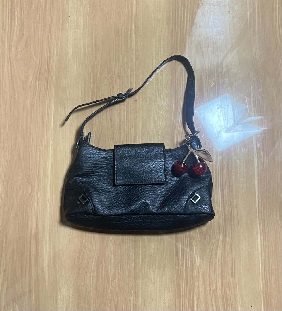 Y2k Esprit black Kili Bag (Category: Shoulder Bags) located in Manila. Submitted by senggggg. (Listing ID 1468027880, Image 1). Description: good condition working zip no hidden issue check details and size.