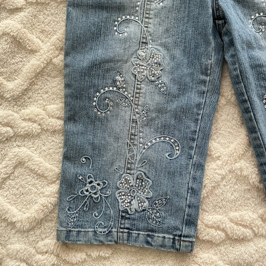 Y2k Rhinestone Floral Denim Capris (Category: Shorts) located in Baguio. Submitted by deardiaryy (Listing ID 1467851298, Image 2). Description: - Brand: Saidian Fashion - Dimes Waist: 28-30" Rise: 8" Length: 21" With minor flaw.