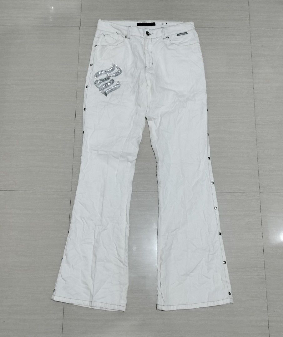 Y2K ROCAWEAR FLARED PANTS (Category: Jeans) located in Sariaya. Submitted by social_animalz (Listing ID 1467999499, Image 1). Description: waist: 26 length: 38 inches leg opening: 9 inches needs washing shipping fee is not included.