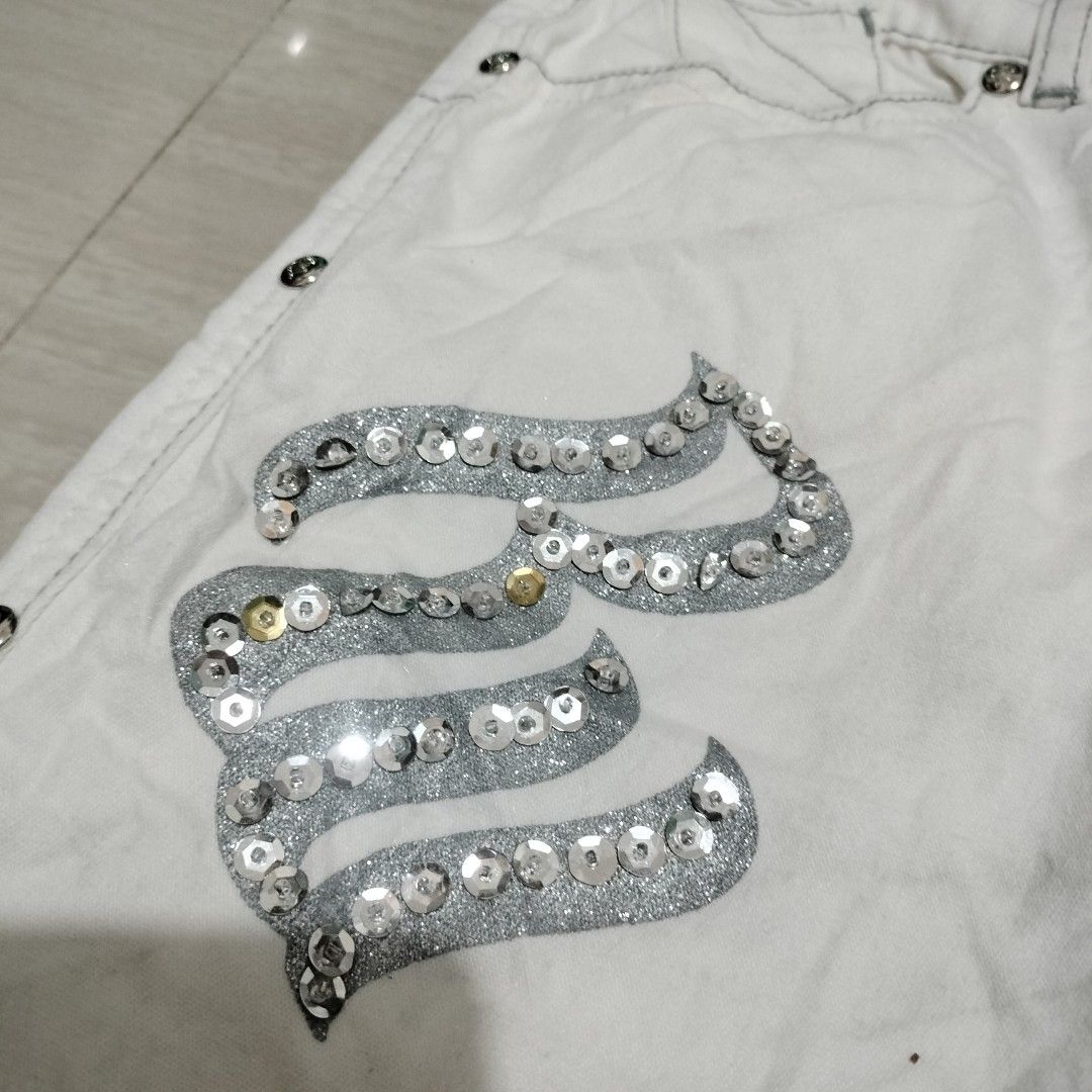 Y2K ROCAWEAR FLARED PANTS (Category: Jeans) located in Sariaya. Submitted by social_animalz (Listing ID 1467999499, Image 3). Description: waist: 26 length: 38 inches leg opening: 9 inches needs washing shipping fee is not included.