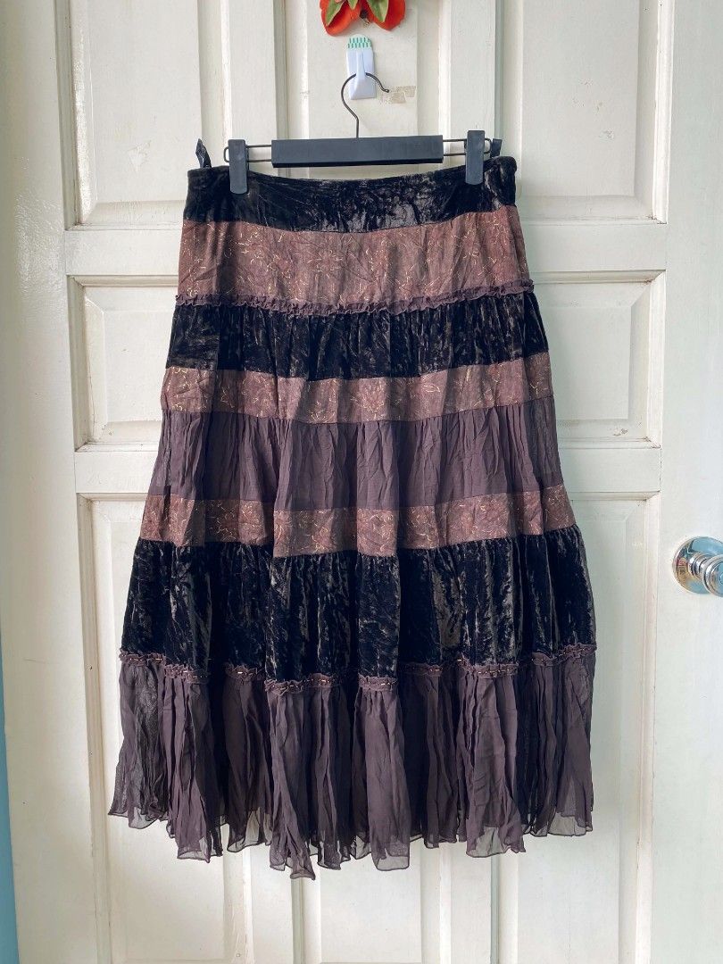 Y2k skirt (Category: Skirts) located in Argao. Submitted by royalowl-888 (Listing ID 1468057068, Image 1). Description: y2k skirt size medium waist 28 length 28 excellent to new no issue location visayas.