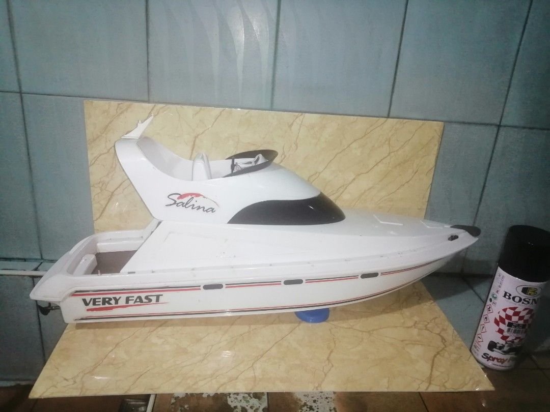 Yacht Display (Category: Remote Control Toys) located in Pateros City. Submitted by romferarc333 (Listing ID 1467933069, Image 2). Description: Not working, No remote and no more batteries inside. Just good for display on a man cave. Slightly negotiable. As is Heng Long Salina 700mm Yacht (Model HL3867). [1] Length: Approximately 700 mm (over 29 inches long) Location: Pateros.