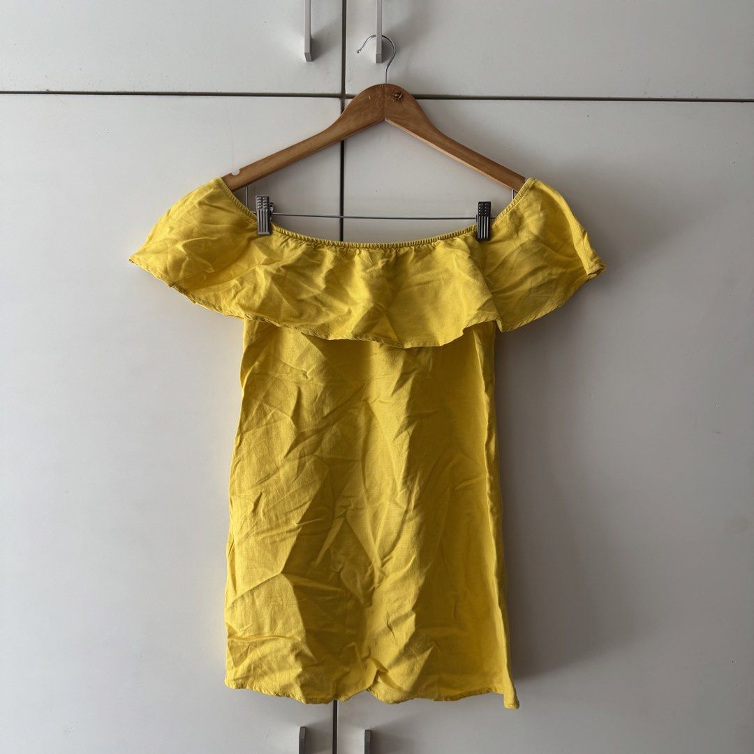yellow off shoulder (Category: Blouses) located in Paranaque City. Submitted by ursaturdayfaves (Listing ID 1467922320, Image 1). Description: .