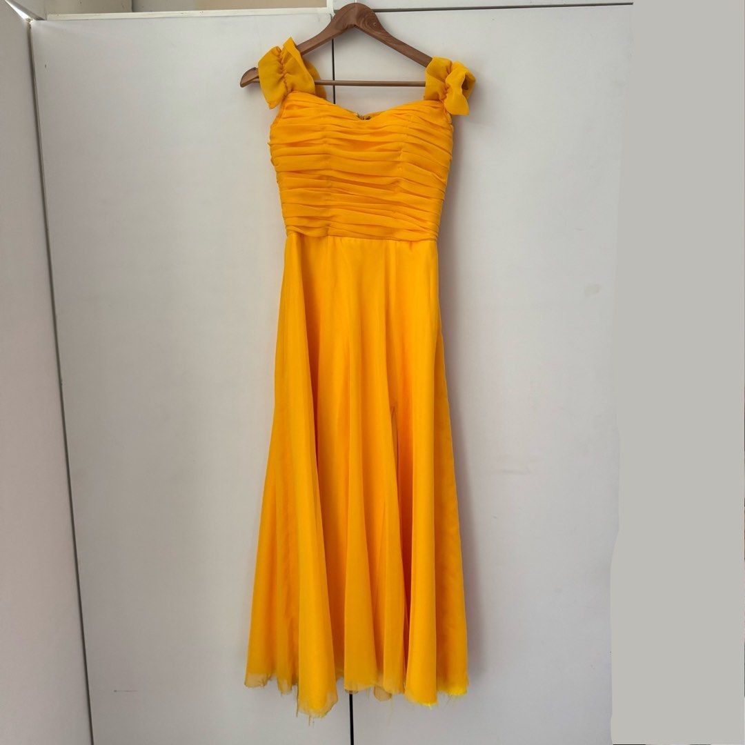 yellow pleated gown (Category: Evening dresses & gowns) located in Paranaque City. Submitted by ursaturdayfaves (Listing ID 1467972879, Image 1). Description: .