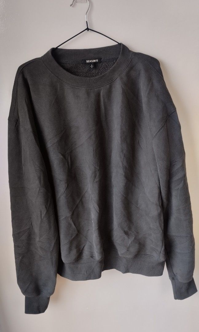 YEEZY CREWNECK (Category: Formal Shirts) located in General Santos City (Dadiangas). Submitted by fastfish_4e91c5 (Listing ID 1467928821, Image 2). Description: Width 25 Length 28 No issue.