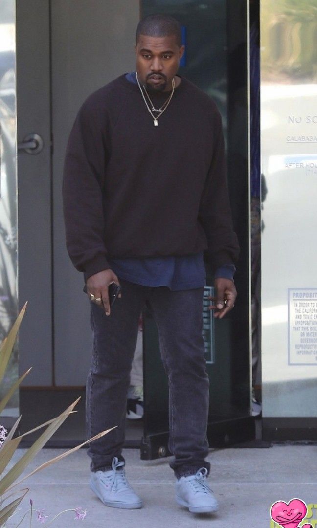 YEEZY CREWNECK (Category: Formal Shirts) located in General Santos City (Dadiangas). Submitted by fastfish_4e91c5 (Listing ID 1467928821, Image 1). Description: Width 25 Length 28 No issue.