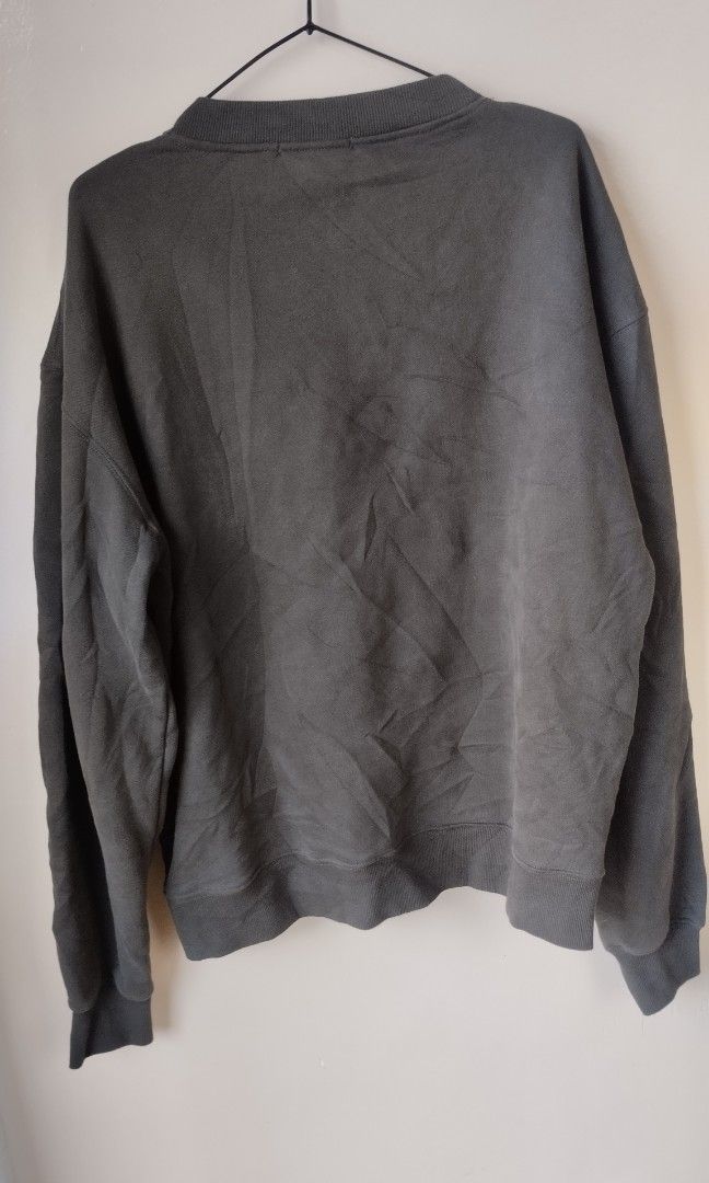 YEEZY CREWNECK (Category: Formal Shirts) located in General Santos City (Dadiangas). Submitted by fastfish_4e91c5 (Listing ID 1467928821, Image 3). Description: Width 25 Length 28 No issue.