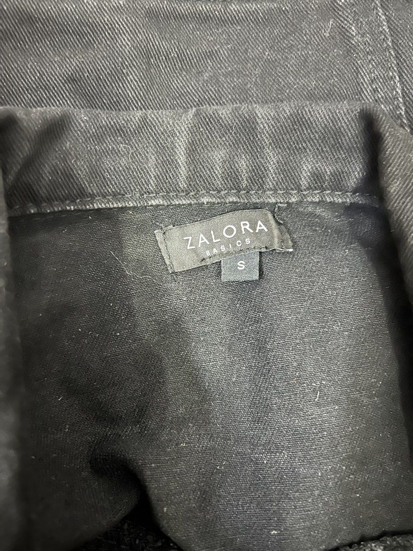 Zalora black cropped denim jacket zip closure (Category: Coats, Jackets and Outerwear) located in Las Pinas. Submitted by jilanah (Listing ID 1468016521, Image 2). Description: .