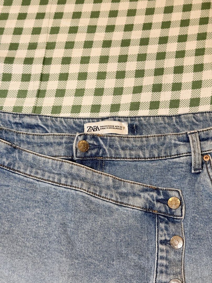 Zara Asymmetric Denim Skirt (Category: Skirts) located in San Miguel. Submitted by matchalatte23_ (Listing ID 1467987242, Image 3). Description: SIZE 36.