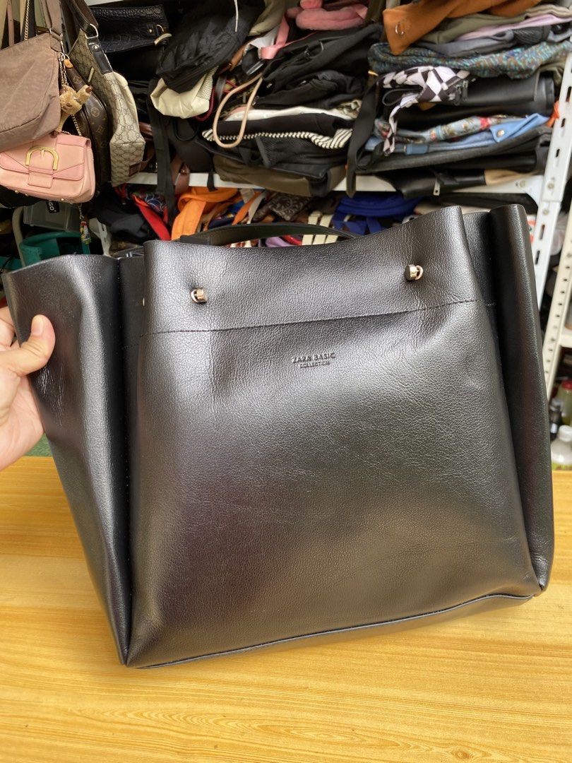 Zara basic collection shoulder bag (Category: Shoulder Bags) located in Davao. Submitted by jennicaestrella_1995 (Listing ID 1467981809, Image 2). Description: .