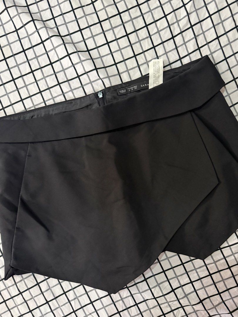 Zara black faux-wrap skort (Category: Shorts) located in Manila. Submitted by pinkyswearshop2.0 (Listing ID 1467897696, Image 2). Description: .