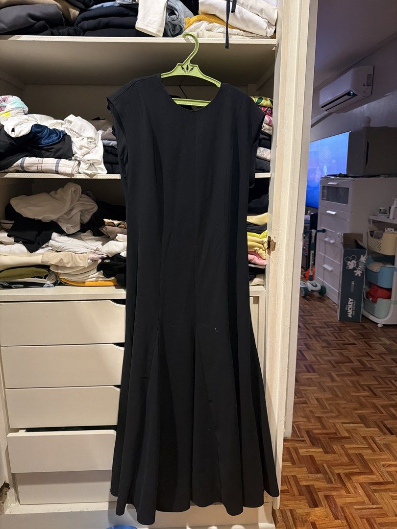 Zara Black Midi Dress Size L (Category: Dresses) located in Quezon City. Submitted by branded_closet01 (Listing ID 1467964948, Image 1). Description: - Brand: Zara - Style: Sleeveless midi dress with a flare hemline - Size: EUR/USA L - Color: Classic solid black - Details: Smooth fabric, back zipper closure - Versatility: Perfect for casual days or dressed up with heels/sneakers - Condition: Excellent staple piece.