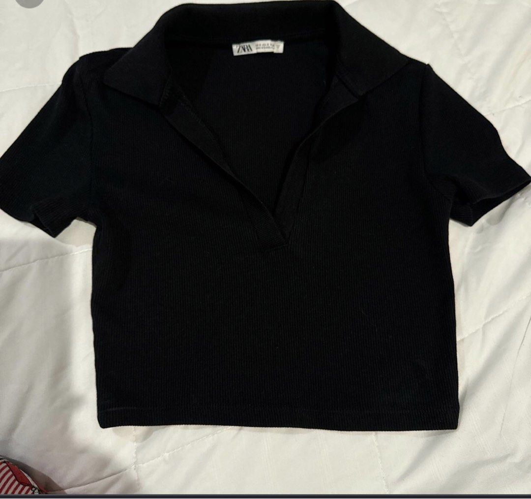 Zara Black Ribbed Collared Crop Top Size Small (19x20) (Category: Sleeveless) located in Calapan. Submitted by shakalak (Listing ID 1467892183, Image 2). Description: - Brand: Zara Small -Runs big ( 19 x20 - Style: Black ribbed crop top with short sleeves and open collar V-neck - Perfect basic piece for pairing with high-waisted jeans or skirts.