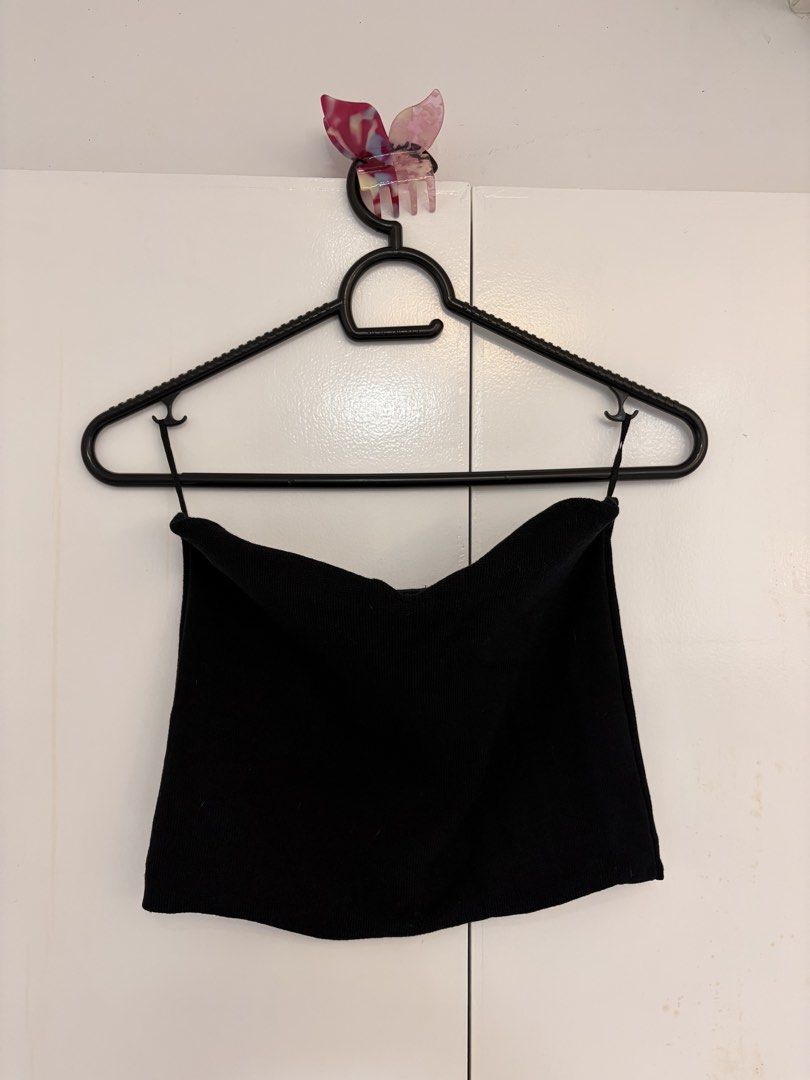 Zara Black Tube Top (Category: Sleeveless) located in Quezon City. Submitted by prelovedbynxkole (Listing ID 1467884639, Image 1). Description: - Brand: Zara - Style: Strapless tube top with sweetheart neckline - Material: Ribbed knit with great stretch - Size: Large (fits true to size) - Condition: Great basic piece for layering or wearing on its own ALL CLOTHES NEED TO BE WASHED & IRONED AS THEY HAVE BEEN SITTING IN STORAGE <3 Shipping from QC!