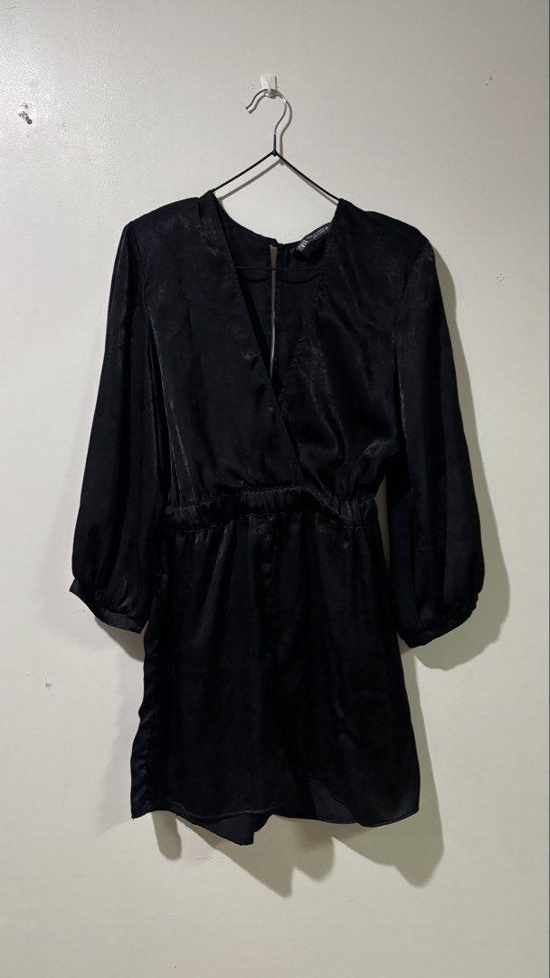 Zara Black Velvet Padded Shoulder Romper (Category: Rompers) located in Binan City. Submitted by myprelovedhaul (Listing ID 1467956991, Image 3). Description: BUST: 38-42 | LENGTH: 32 | WAIST: 13-17 (29-34) - no when worn photos! - last price posted! - please message only if sure buyer! - limited replies only. - Available unless mark as sold. - Ship via j&t or lalamove for same day. -Mode of payment: Gcash 📍Biñan Laguna The image shows a Zara bl