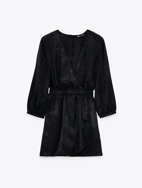 Zara Black Velvet Padded Shoulder Romper (Category: Rompers) located in Binan City. Submitted by myprelovedhaul (Listing ID 1467956991, Image 2). Description: BUST: 38-42 | LENGTH: 32 | WAIST: 13-17 (29-34) - no when worn photos! - last price posted! - please message only if sure buyer! - limited replies only. - Available unless mark as sold. - Ship via j&t or lalamove for same day. -Mode of payment: Gcash 📍Biñan Laguna The image shows a Zara bl