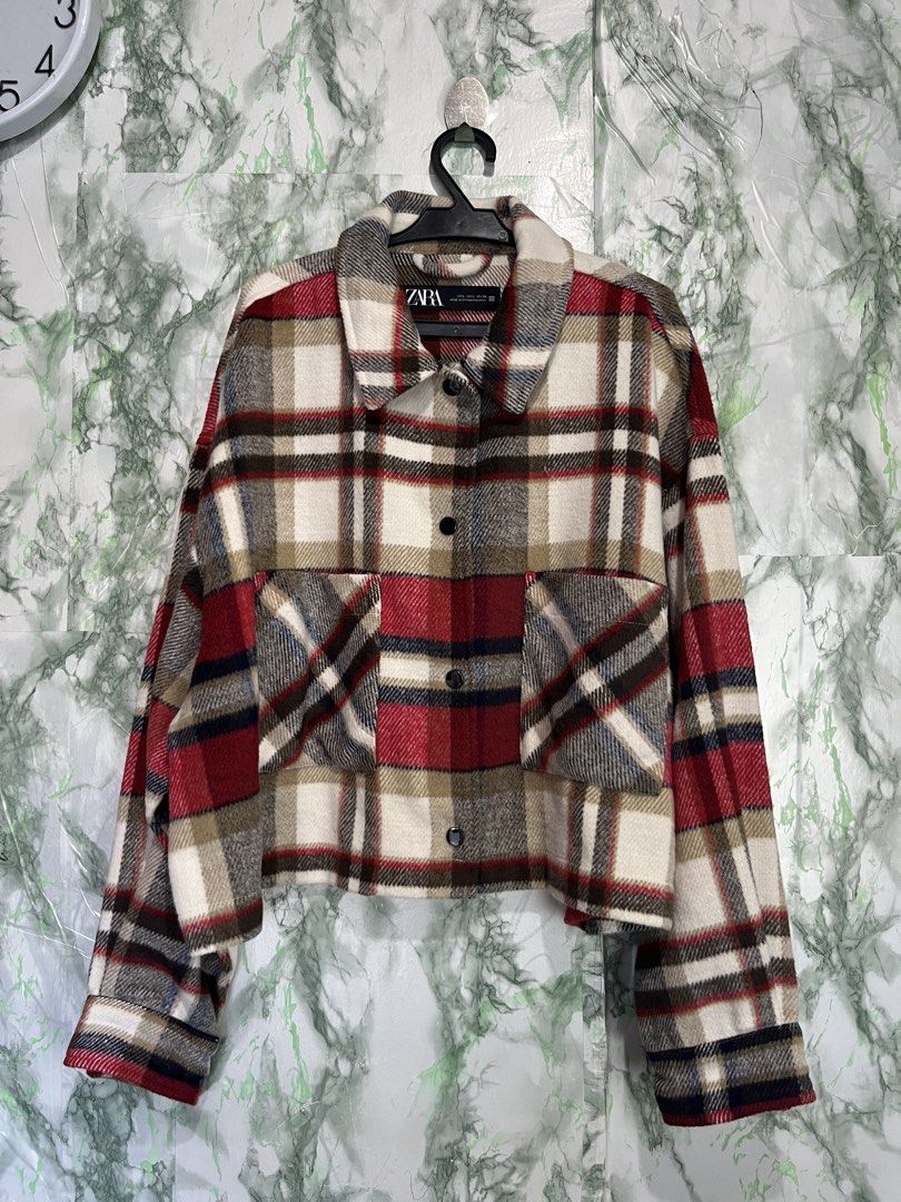 ZARA cropped oversized plaid Jacket (Category: Coats, Jackets and Outerwear) located in Bulacan. Submitted by letsfindukaywithme (Listing ID 1468057808, Image 2). Description: Zara cropped oversized plaid jacket Size largep27x21" Sleeves: 28" Like new No issue +sf payment first Ship via J&T.