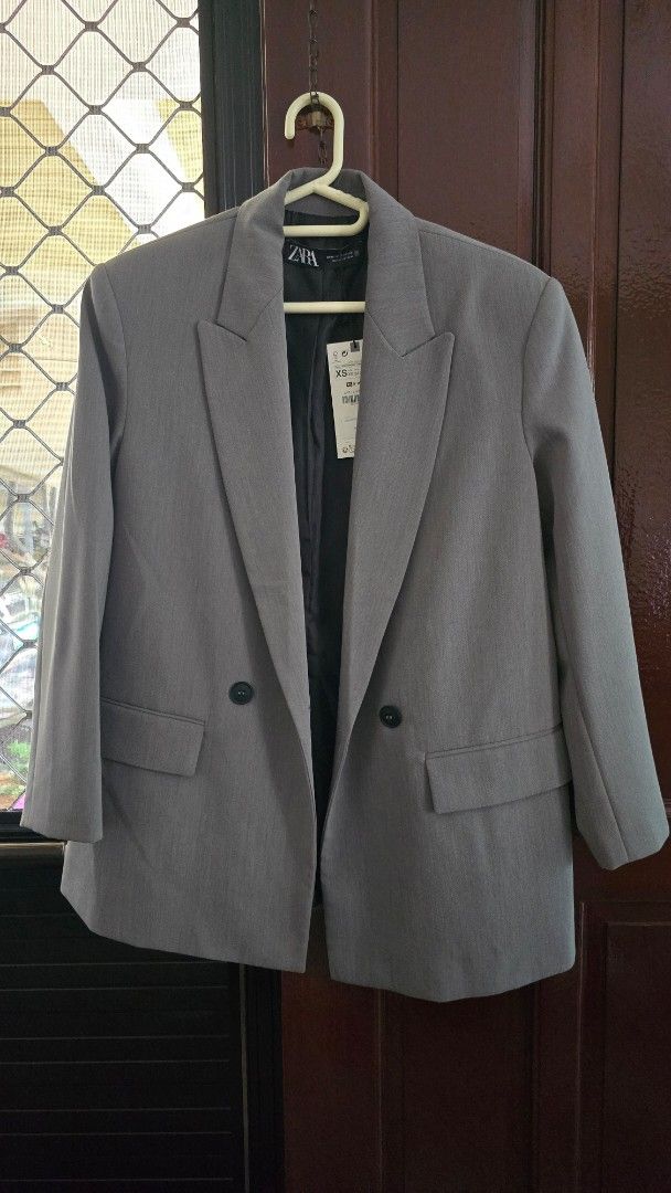 Zara Grey Blazer (Category: Coats, Jackets and Outerwear) located in Cebu City. Submitted by mari.gabs (Listing ID 1467865272, Image 1). Description: - Style: Oversized boyfriend fit, perfect for casual or formal wear - Details: Notched lapels, single front button, flap pockets, structured shoulders - Condition: Brand new, excellent condition with tag (bought in Zara Japan) - Versatility: Looks great paired with dresses or casual pants.