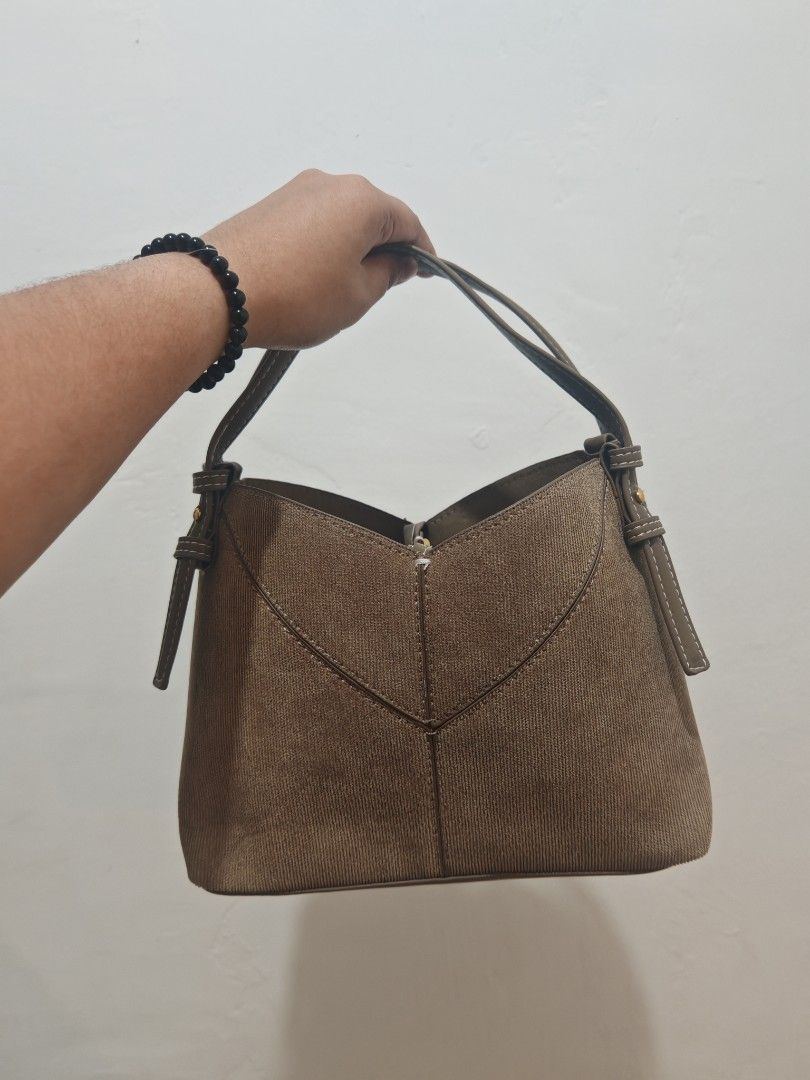 Zara Handbag/Slingbag (Category: Cross-body Bags) located in Pasig City. Submitted by thrifthoeco. (Listing ID 1467997889, Image 1). Description: Brand new, tags still not thrown away!! Opened lang to check :) Rfs: I'm into massive decluttering atm, this was given to me by a client as a gift. Cutie!! Can fit a lot naman inside. May pouch and sling. Price: 800 Location: Sta. Rosa For pick up/delivery..