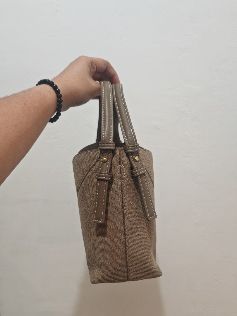 Zara Handbag/Slingbag (Category: Cross-body Bags) located in Pasig City. Submitted by thrifthoeco. (Listing ID 1467997889, Image 2). Description: Brand new, tags still not thrown away!! Opened lang to check :) Rfs: I'm into massive decluttering atm, this was given to me by a client as a gift. Cutie!! Can fit a lot naman inside. May pouch and sling. Price: 800 Location: Sta. Rosa For pick up/delivery..