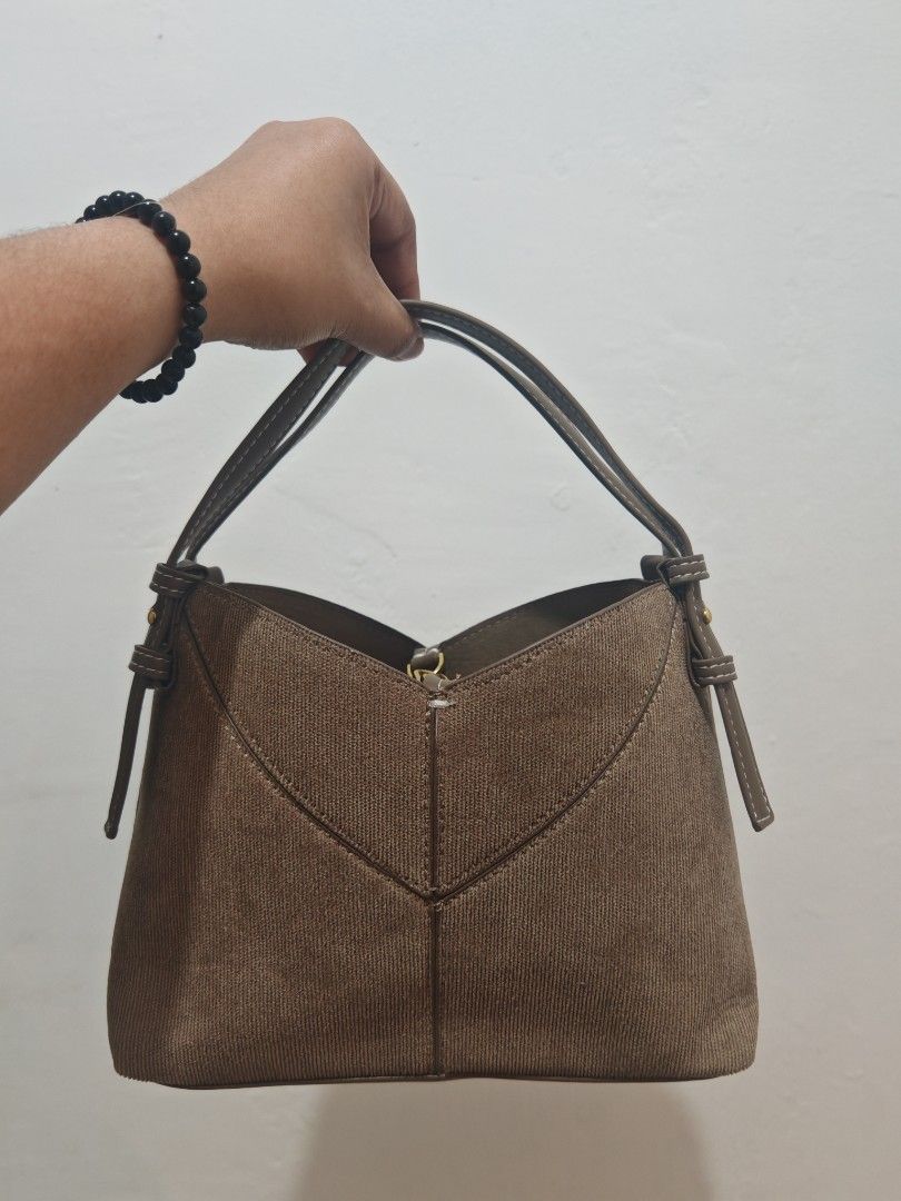 Zara Handbag/Slingbag (Category: Cross-body Bags) located in Pasig City. Submitted by thrifthoeco. (Listing ID 1467997889, Image 3). Description: Brand new, tags still not thrown away!! Opened lang to check :) Rfs: I'm into massive decluttering atm, this was given to me by a client as a gift. Cutie!! Can fit a lot naman inside. May pouch and sling. Price: 800 Location: Sta. Rosa For pick up/delivery..