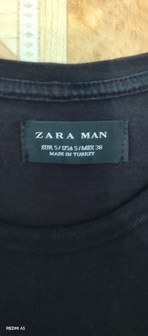 Zara Man Black Skull Graphic Tee Size S (Category: Tshirts & Polo Shirts ) located in Pila. Submitted by franklinsanity (Listing ID 1467851618, Image 3). Description: - Brand: Zara Man - Size: S - Color: Black - Design: Halftone dot skull graphic on front - Fit: Standard fit - Details: Crew neck, short sleeves - Origin: Made in Turkey (Inditex tag) - Condition: Clean fabric, minimal signs of wear Dimes:Laid flat Length - 27" width - 17.5" Dm if i
