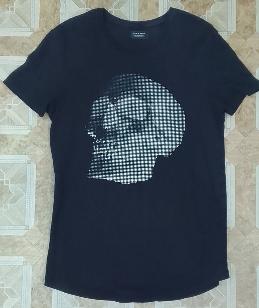 Zara Man Black Skull Graphic Tee Size S (Category: Tshirts & Polo Shirts ) located in Pila. Submitted by franklinsanity (Listing ID 1467851618, Image 1). Description: - Brand: Zara Man - Size: S - Color: Black - Design: Halftone dot skull graphic on front - Fit: Standard fit - Details: Crew neck, short sleeves - Origin: Made in Turkey (Inditex tag) - Condition: Clean fabric, minimal signs of wear Dimes:Laid flat Length - 27" width - 17.5" Dm if i