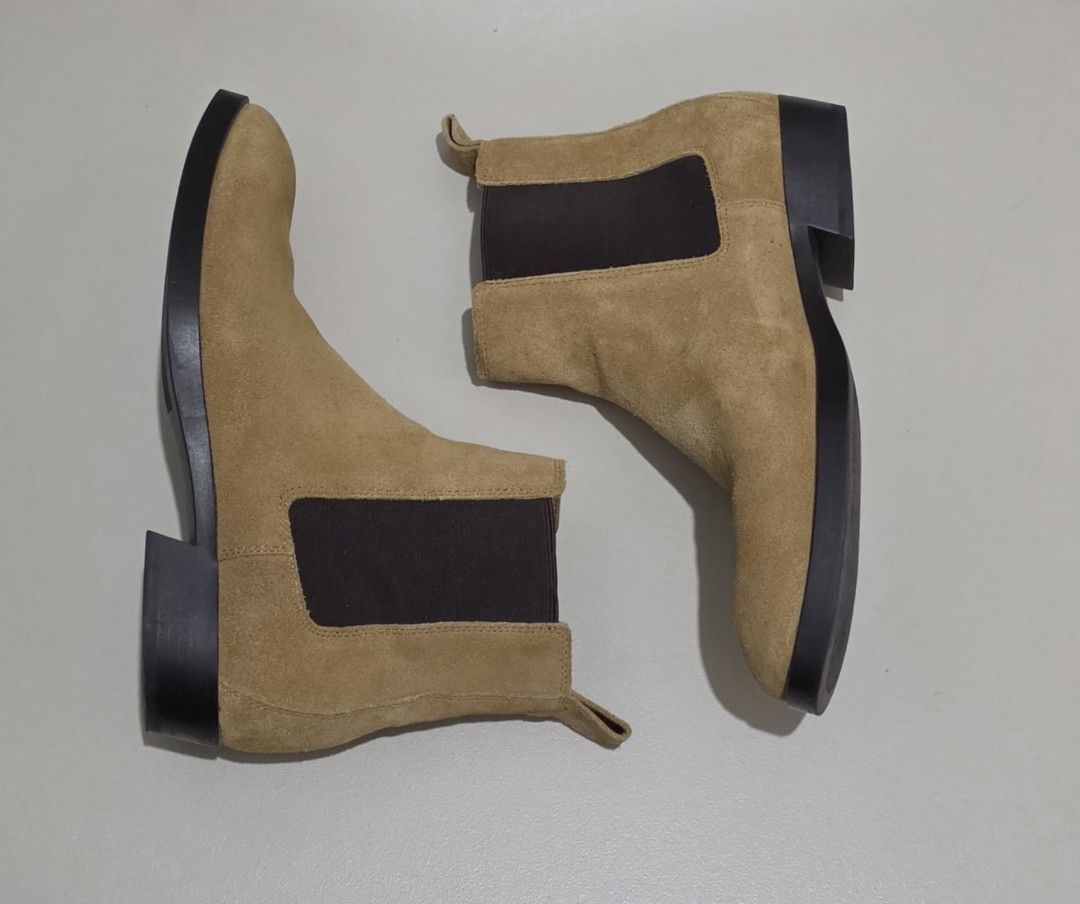 Zara Men's Suede Chelsea (Category: Boots) located in Quezon City. Submitted by jjamestan (Listing ID 1467889109, Image 2). Description: Classic tan/camel suede boots with black elastic side panels. Minimalist and versatile—perfect for smart-casual and semi-formal outfits. ₱1,500 negotiable 📩 Message me for inquiries or additional photos. 🚚 Delivery available at buyer's expense. .