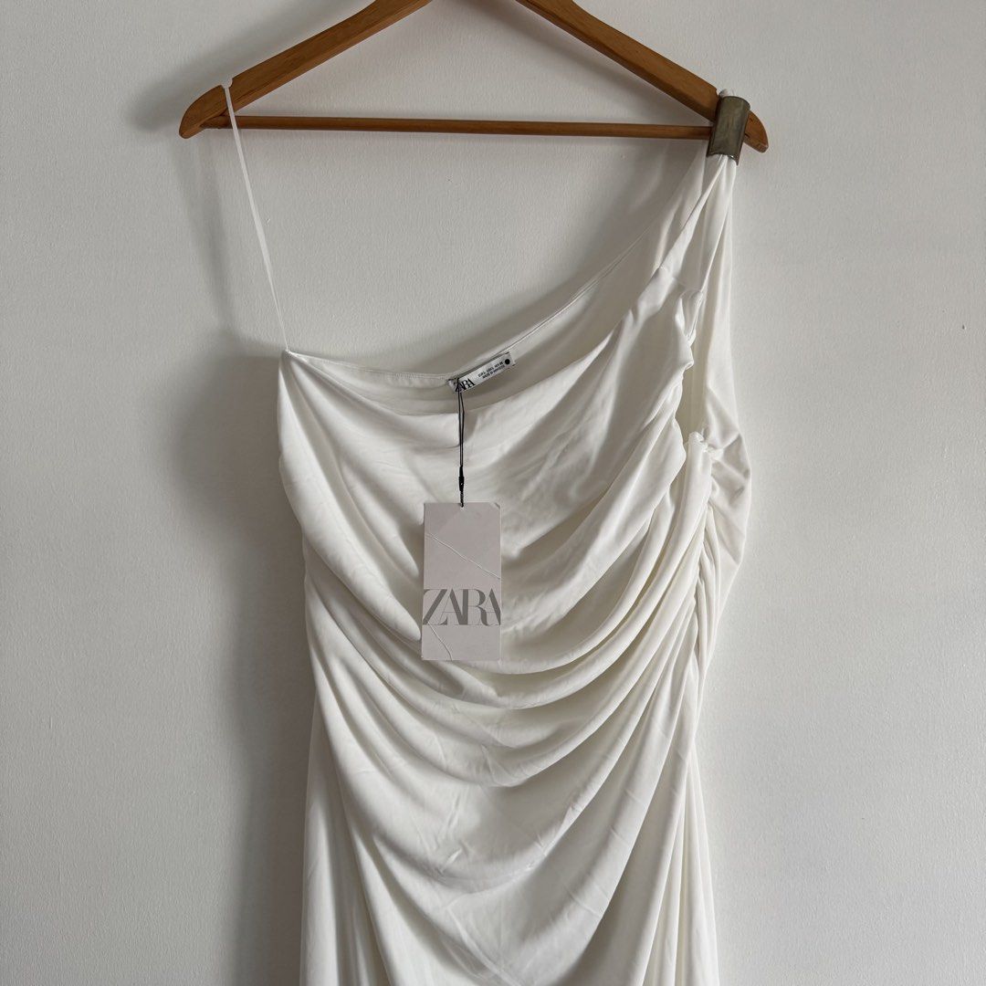 Zara one sided dress (Category: Dresses) located in Manila. Submitted by apparella.ph (Listing ID 1467856526, Image 3). Description: Super pretty.l on tag Natatakoan ung tummy area :) Bust:36-42( super stretchable) Waist32-38(strechy) Lengthfrom bust:41.