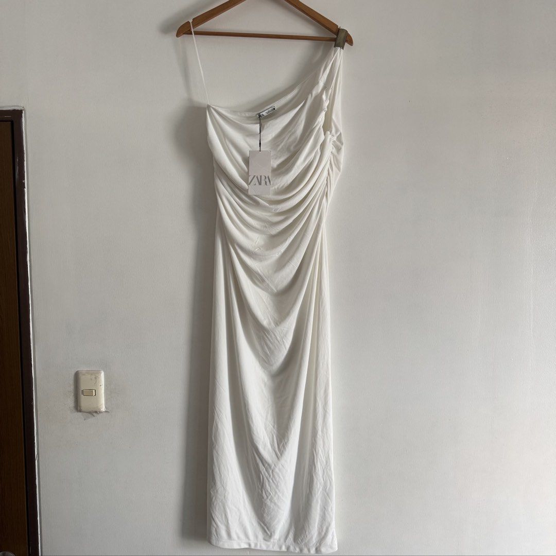 Zara one sided dress (Category: Dresses) located in Manila. Submitted by apparella.ph (Listing ID 1467856526, Image 2). Description: Super pretty.l on tag Natatakoan ung tummy area :) Bust:36-42( super stretchable) Waist32-38(strechy) Lengthfrom bust:41.
