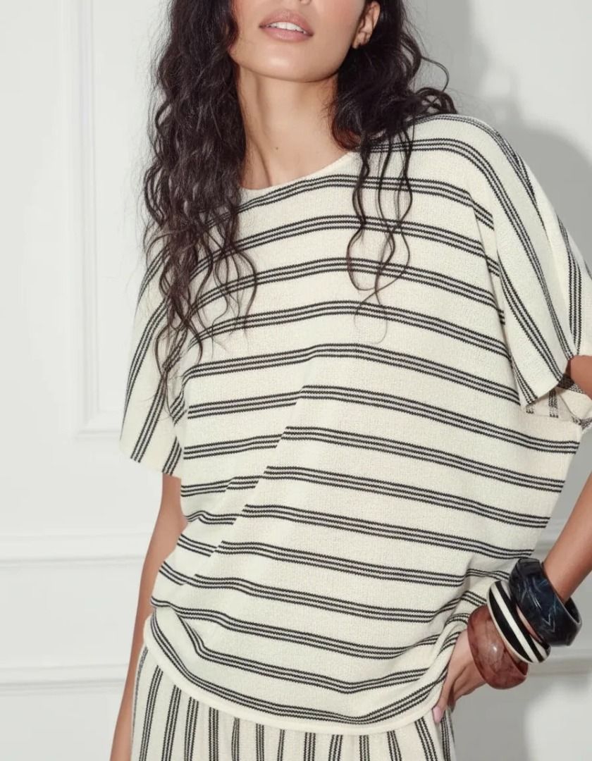 Zara Oversized Knit Top (Category: Shirts) located in Paranaque City. Submitted by consciouscleanout (Listing ID 1467732583, Image 3). Description: Worn once! Size M but runs big. Can fit up to XL frames.