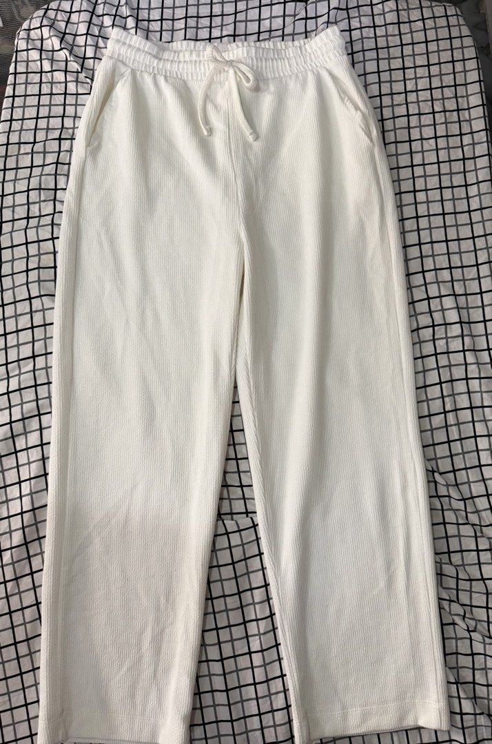 Zara relaxed-fit trousers (Category: Other Bottoms) located in Quezon City. Submitted by pinkystrends.co (Listing ID 1467902506, Image 2). Description: .