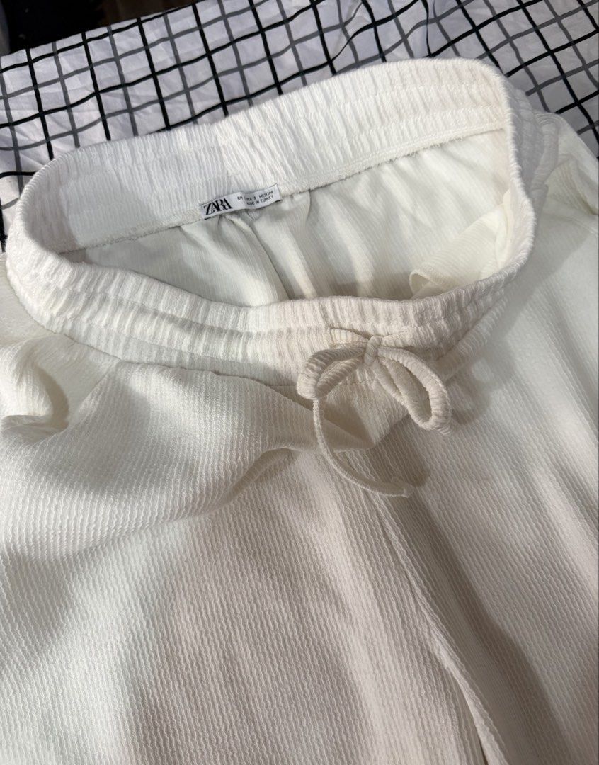 Zara relaxed-fit trousers (Category: Other Bottoms) located in Quezon City. Submitted by pinkystrends.co (Listing ID 1467902506, Image 3). Description: .