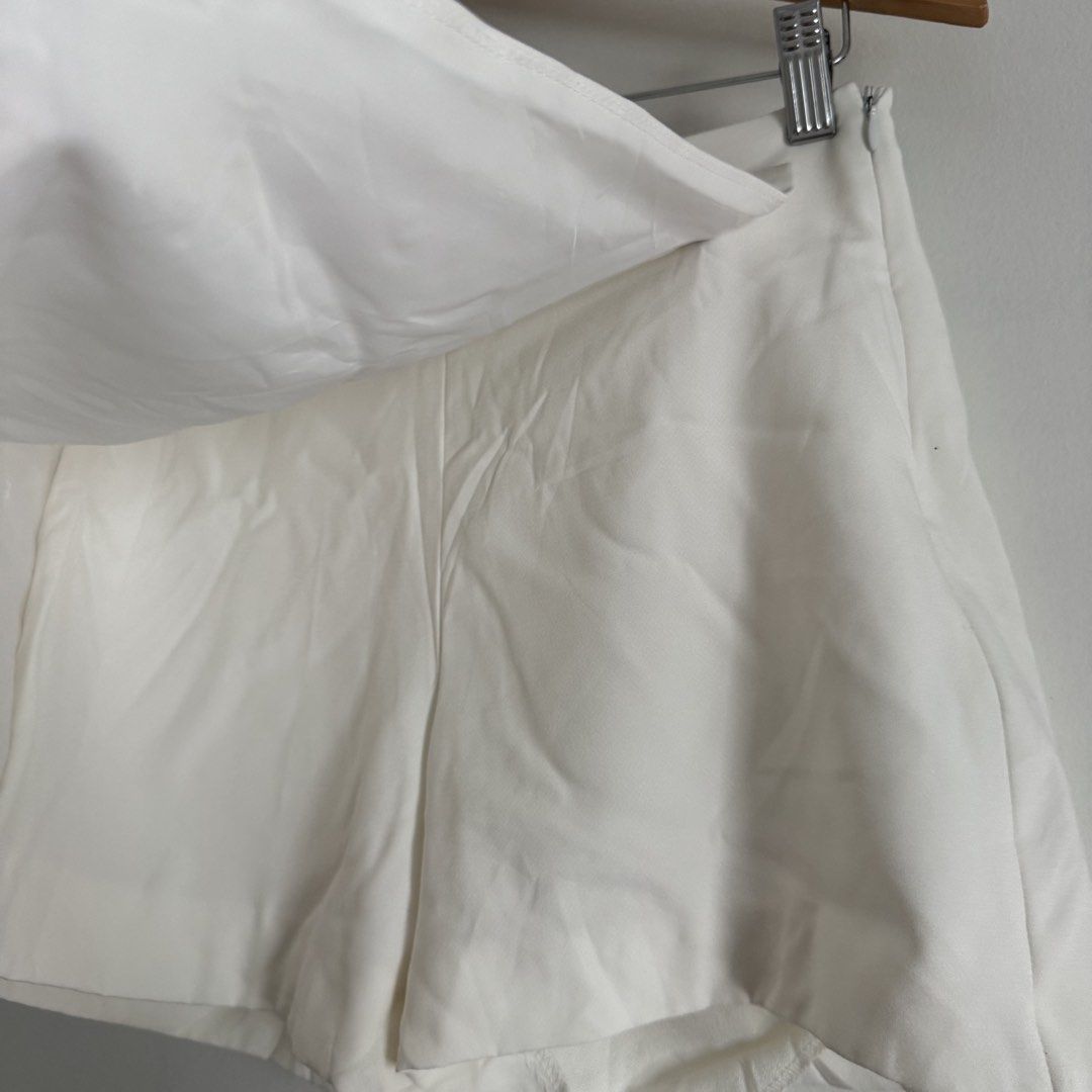 Zara white skort (Category: Skirts) located in Manila. Submitted by apparella.ph (Listing ID 1467847869, Image 3). Description: Super pretty skort. Needs iron lang :) Waist:26-28 Length:14 ☑️Everything is my Own preloved / BNWT/BNWOT ☑️ not thrifted/Ukay ☑️ malukot sa picture kasi na stock sa cabinet (tinatamad mag plantsa ✌️ ) ☑️Personal items ( usually bought in US/UK/JPN ) every year po ako nag aabroad so expect i don’t sell fake items and mej