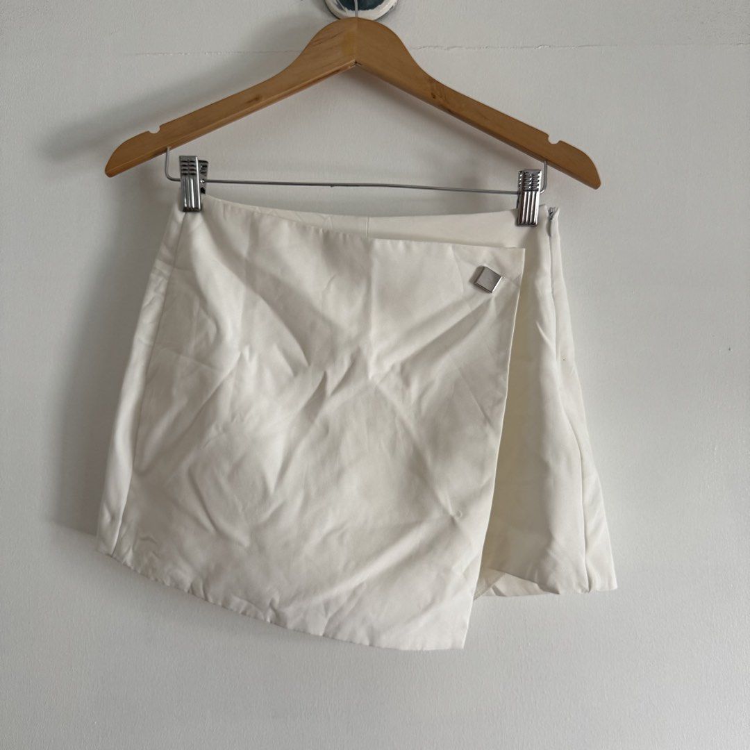 Zara white skort (Category: Skirts) located in Manila. Submitted by apparella.ph (Listing ID 1467847869, Image 1). Description: Super pretty skort. Needs iron lang :) Waist:26-28 Length:14 ☑️Everything is my Own preloved / BNWT/BNWOT ☑️ not thrifted/Ukay ☑️ malukot sa picture kasi na stock sa cabinet (tinatamad mag plantsa ✌️ ) ☑️Personal items ( usually bought in US/UK/JPN ) every year po ako nag aabroad so expect i don’t sell fake items and mej