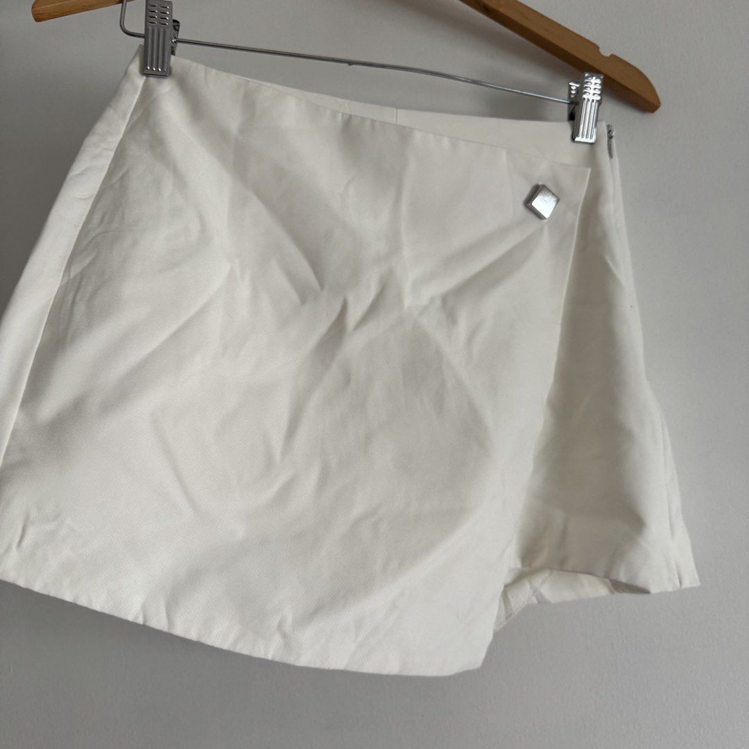 Zara white skort (Category: Skirts) located in Manila. Submitted by apparella.ph (Listing ID 1467847869, Image 2). Description: Super pretty skort. Needs iron lang :) Waist:26-28 Length:14 ☑️Everything is my Own preloved / BNWT/BNWOT ☑️ not thrifted/Ukay ☑️ malukot sa picture kasi na stock sa cabinet (tinatamad mag plantsa ✌️ ) ☑️Personal items ( usually bought in US/UK/JPN ) every year po ako nag aabroad so expect i don’t sell fake items and mej