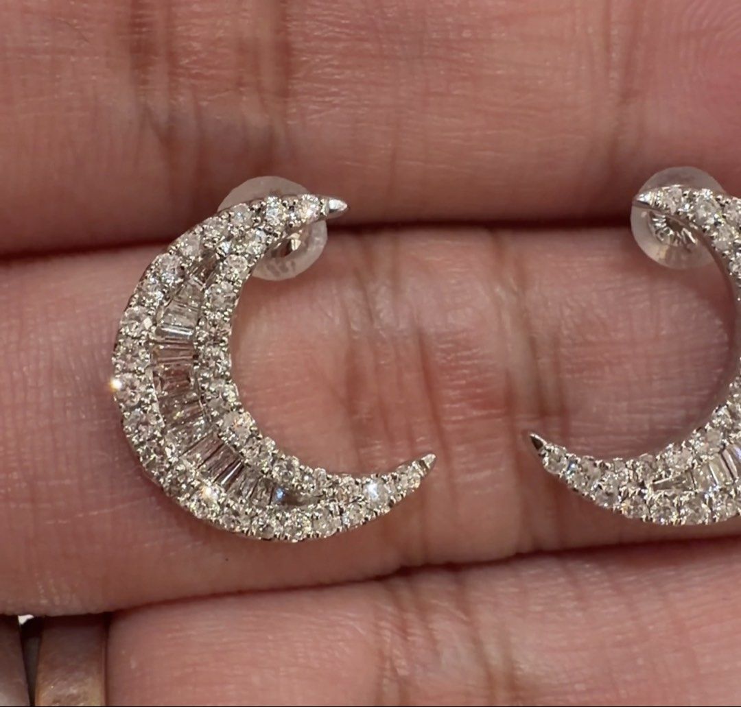 18K White Gold Moon Diamond Earrings (Category: Earrings) located in Las Pinas. Submitted by houseofgems0 (Listing ID 1468234384, Image 3). Description: 18K White Gold Moon Diamond Earrings Details: - 18K White Gold | 2.7 grams - Natural round and baguette-cut diamonds (G/H, VS) - Total Carat Weight: 1ct stamped - PRICE: ₱33,000 💎 All items are 100% AUTHENTIC/PAWNABLE. 💎 LAYAWAY AVAILABLE Send us a message to inquire..
